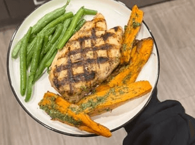 Grilled chicken with sweet potato and green beans